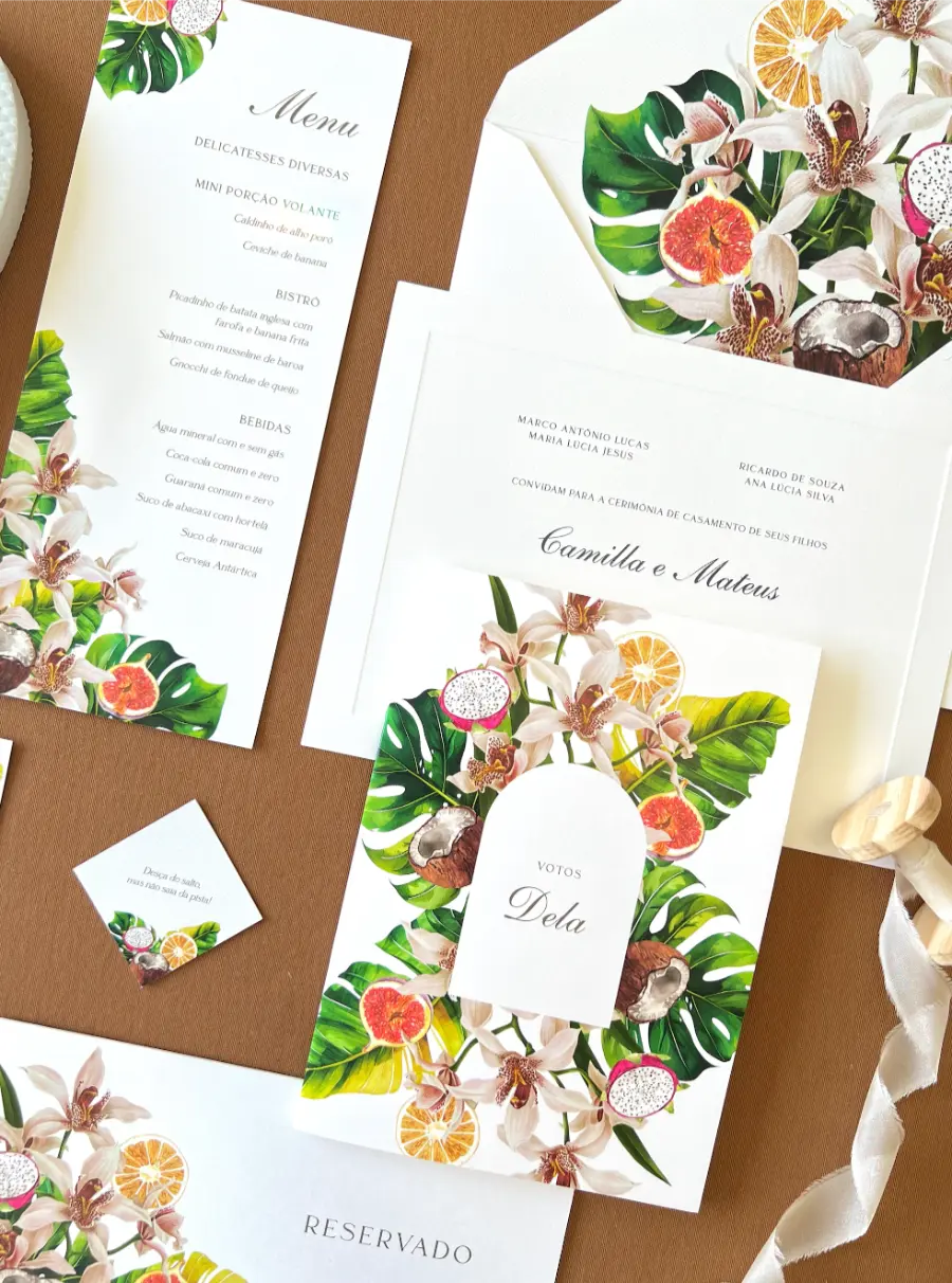 Kit de papelaria de casamento tropical com flores, folhagens e frutas ilustradas em aquarela.