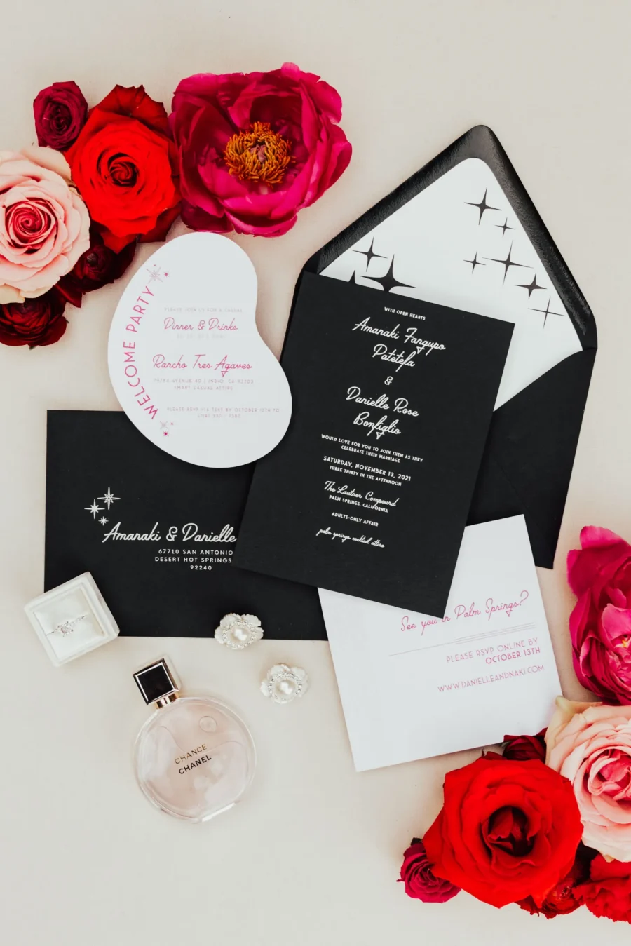 Convite de casamento criativo em preto e rosa, com flores vermelhas e perfume Chanel compondo a foto.
