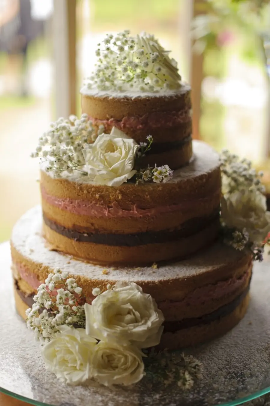 Bolo naked cake de três andares decorado com flores brancas