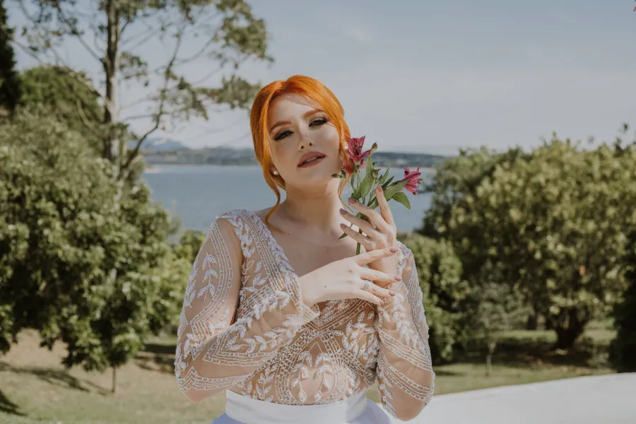 noiva com vestido bordado