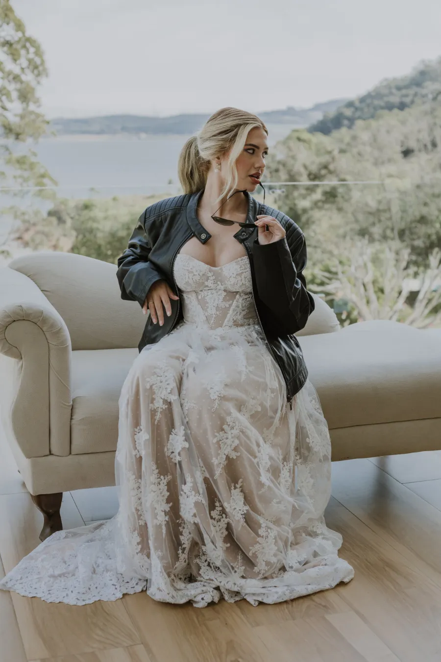 noiva com jaqueta de couro