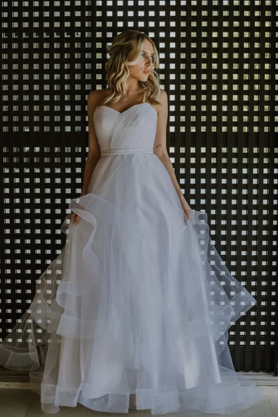 mulher com vestido de noiva