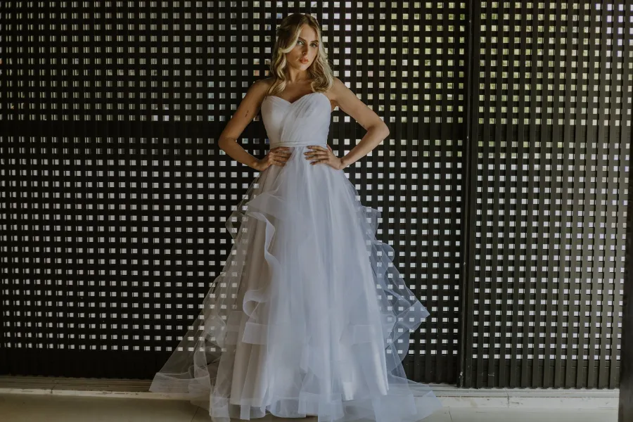 mulher com vestido de noiva
