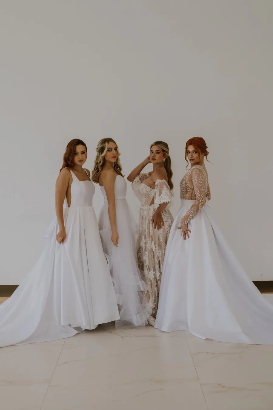 quatro noivas com vestidos diferentes