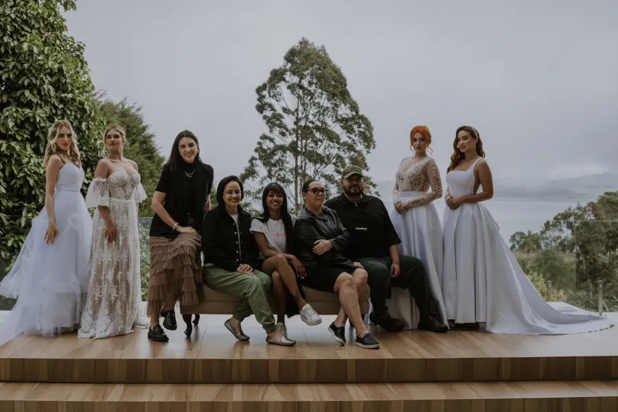 maquiadores ao lado de noivas