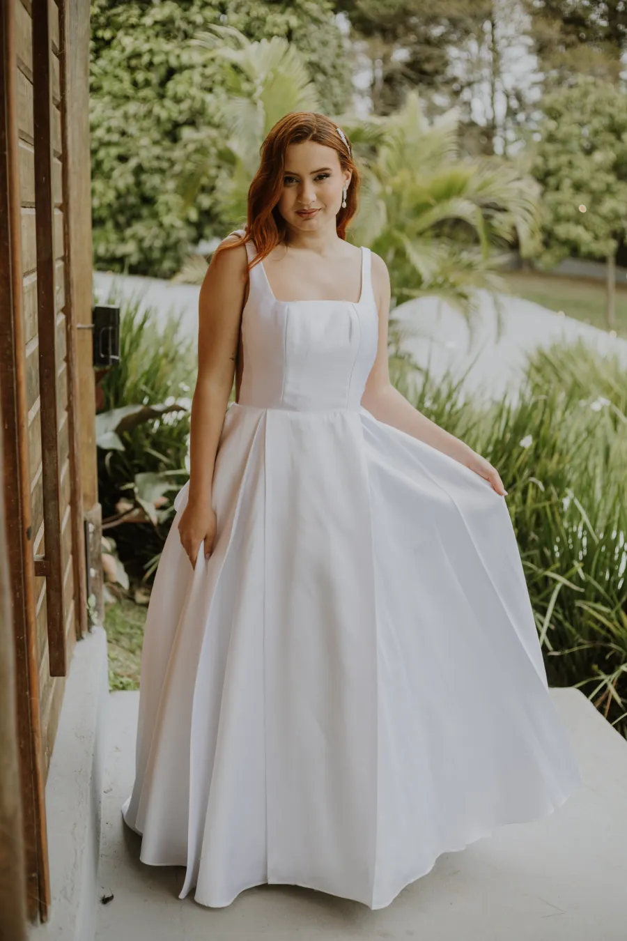 mulher com vestido de noiva minimalista