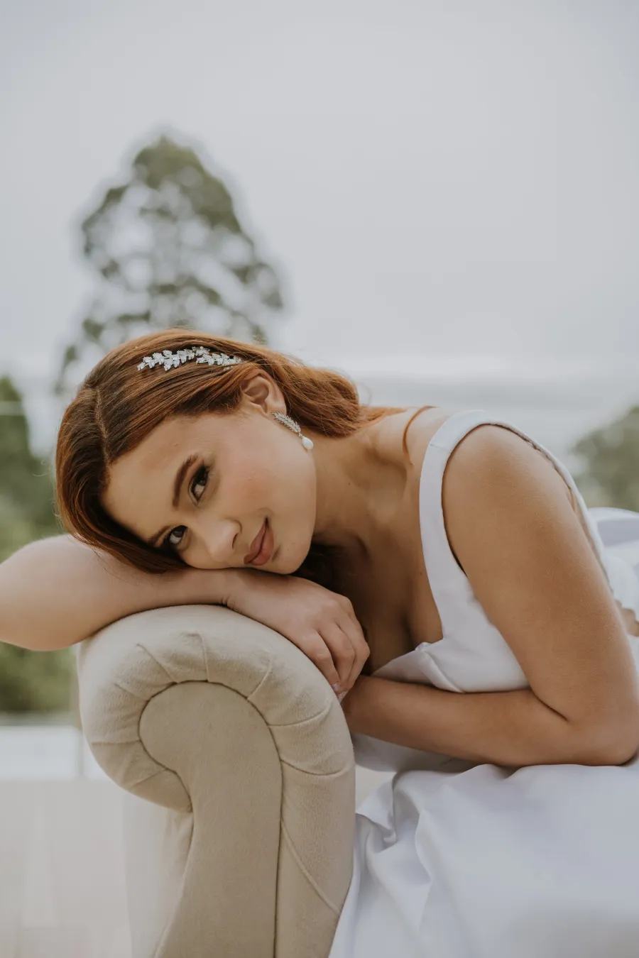 noiva com cabelo preso na lateral