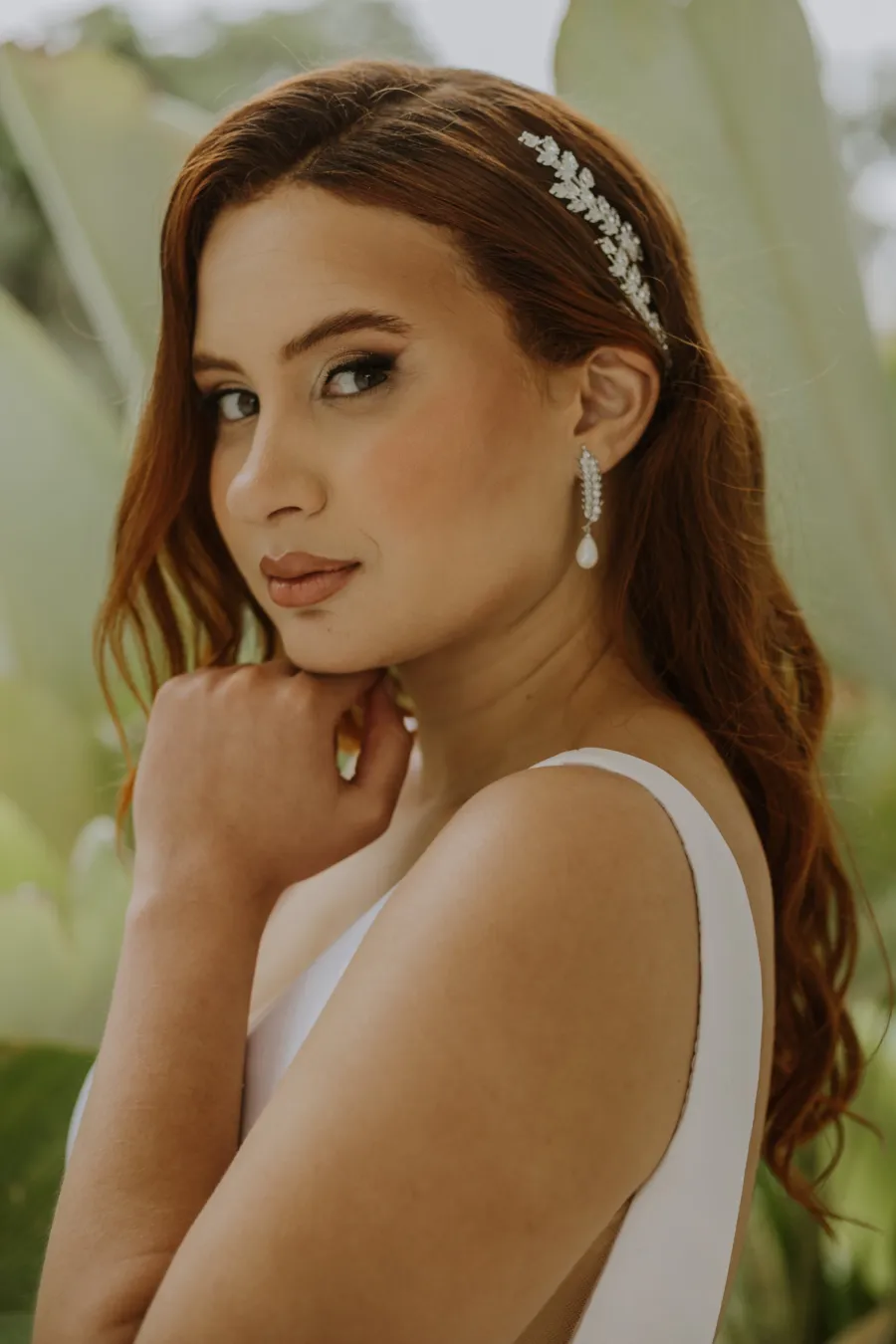 noiva com cabelo preso na lateral