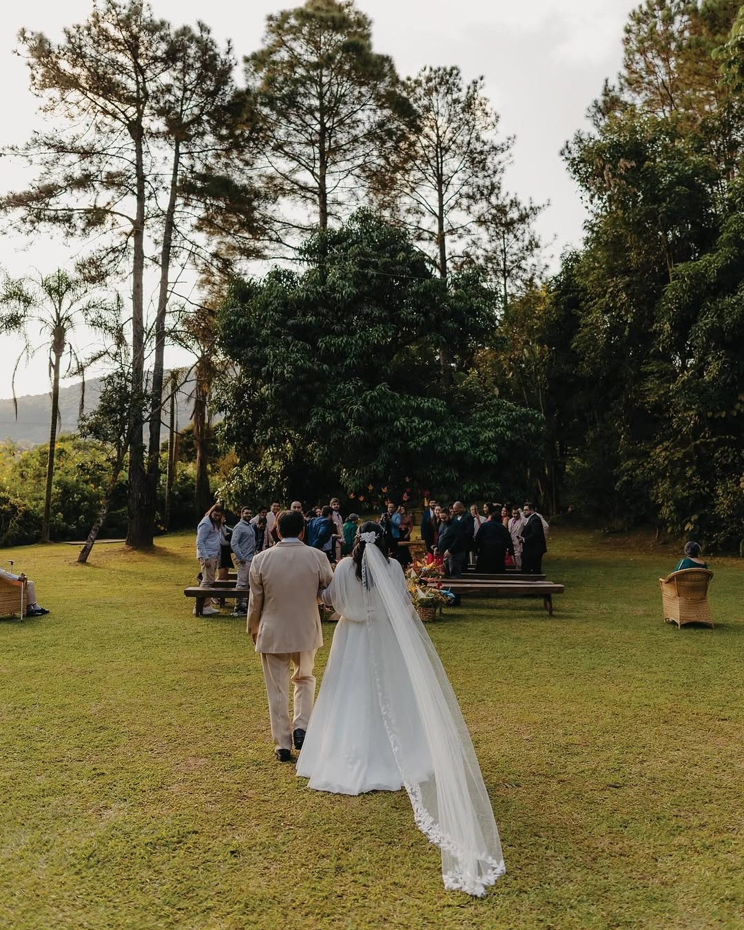 noivos no espaço de casamento em mairipora