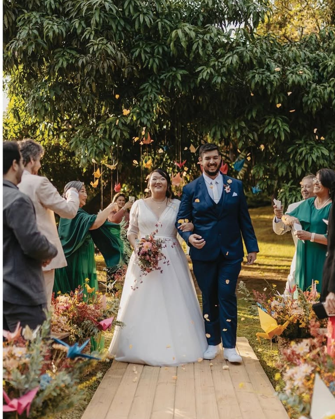 saída dos noivos no espaço de casamento em mairipora