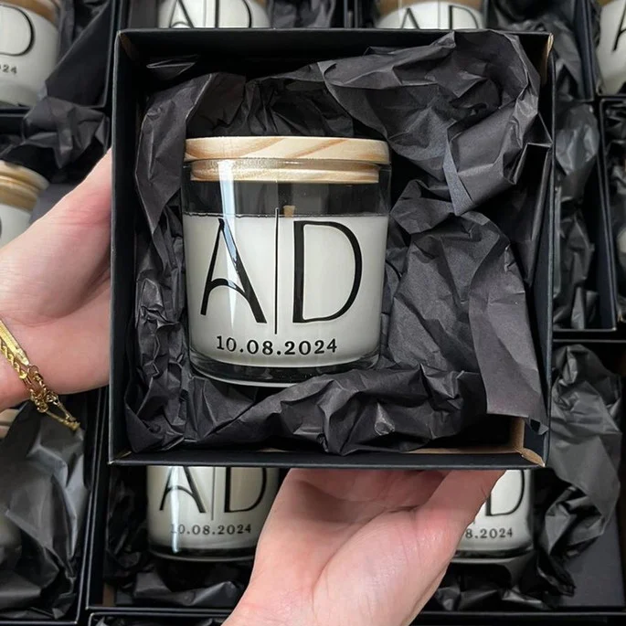 Vela arom&aacute;tica personalizada em pote de vidro com iniciais dos noivos e data do casamento