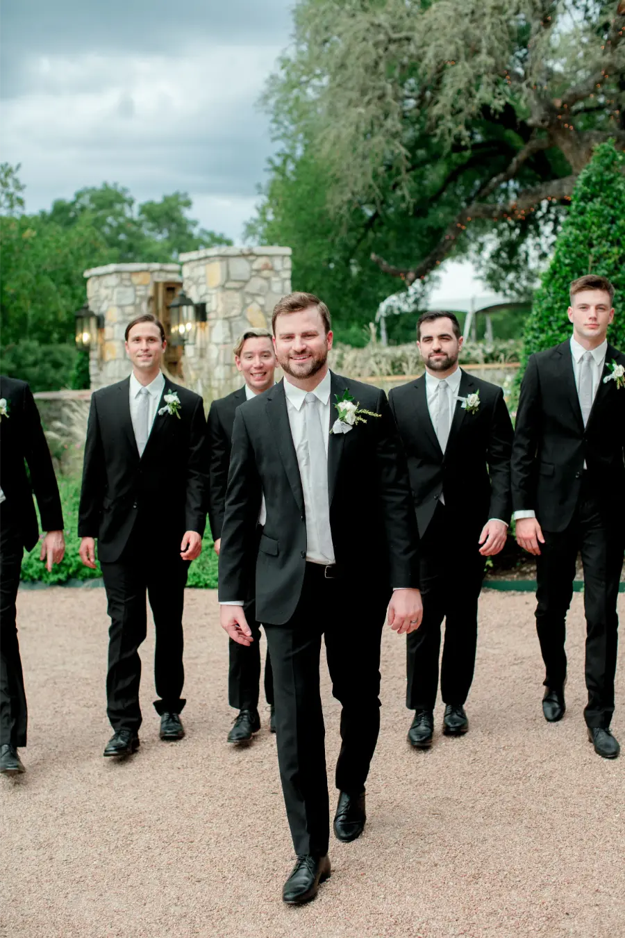 Noivo e padrinhos de terno preto com gravata prata