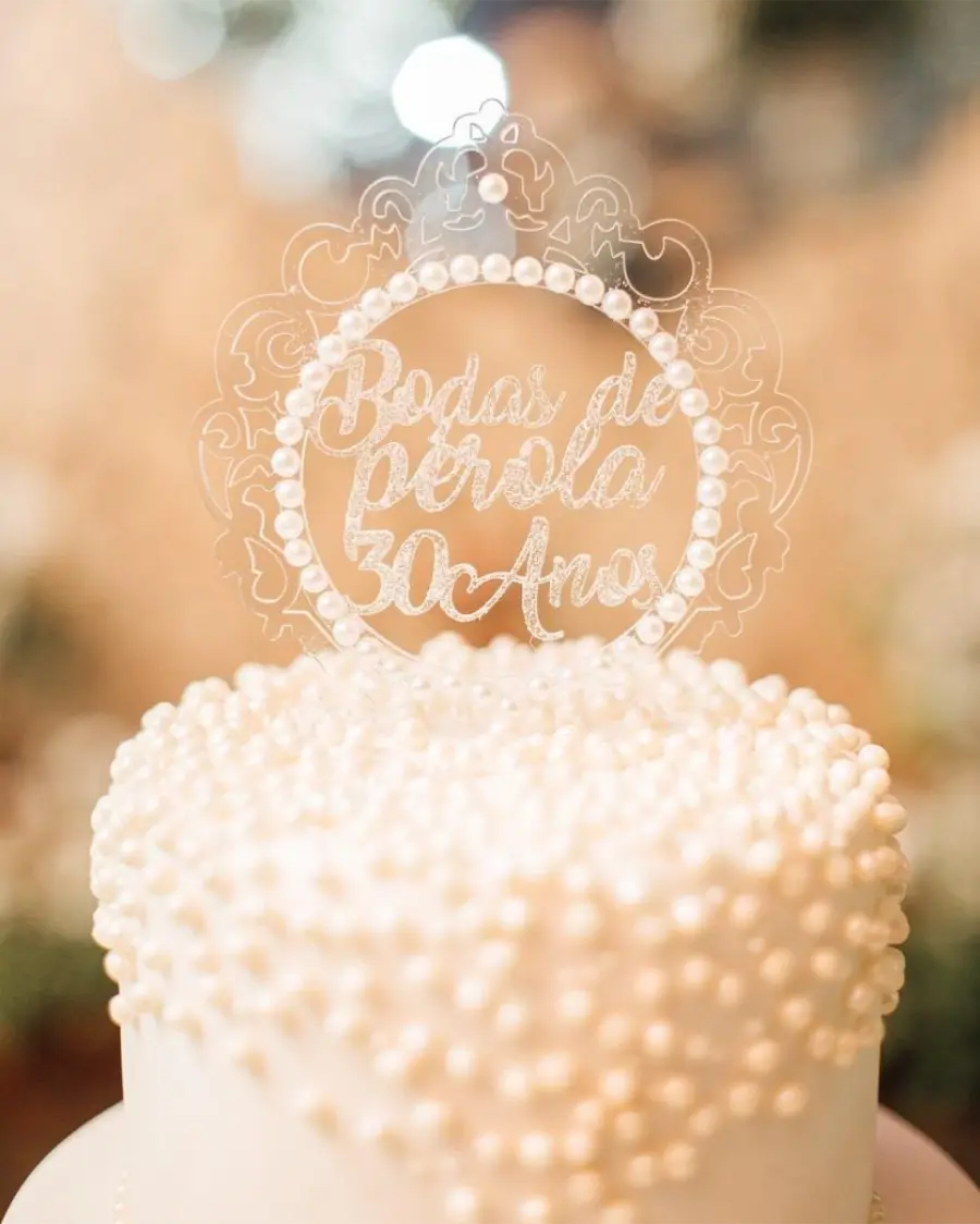Bolo branco decorado com pérolas e topo acrílico escrito Bodas de Pérola 30 Anos