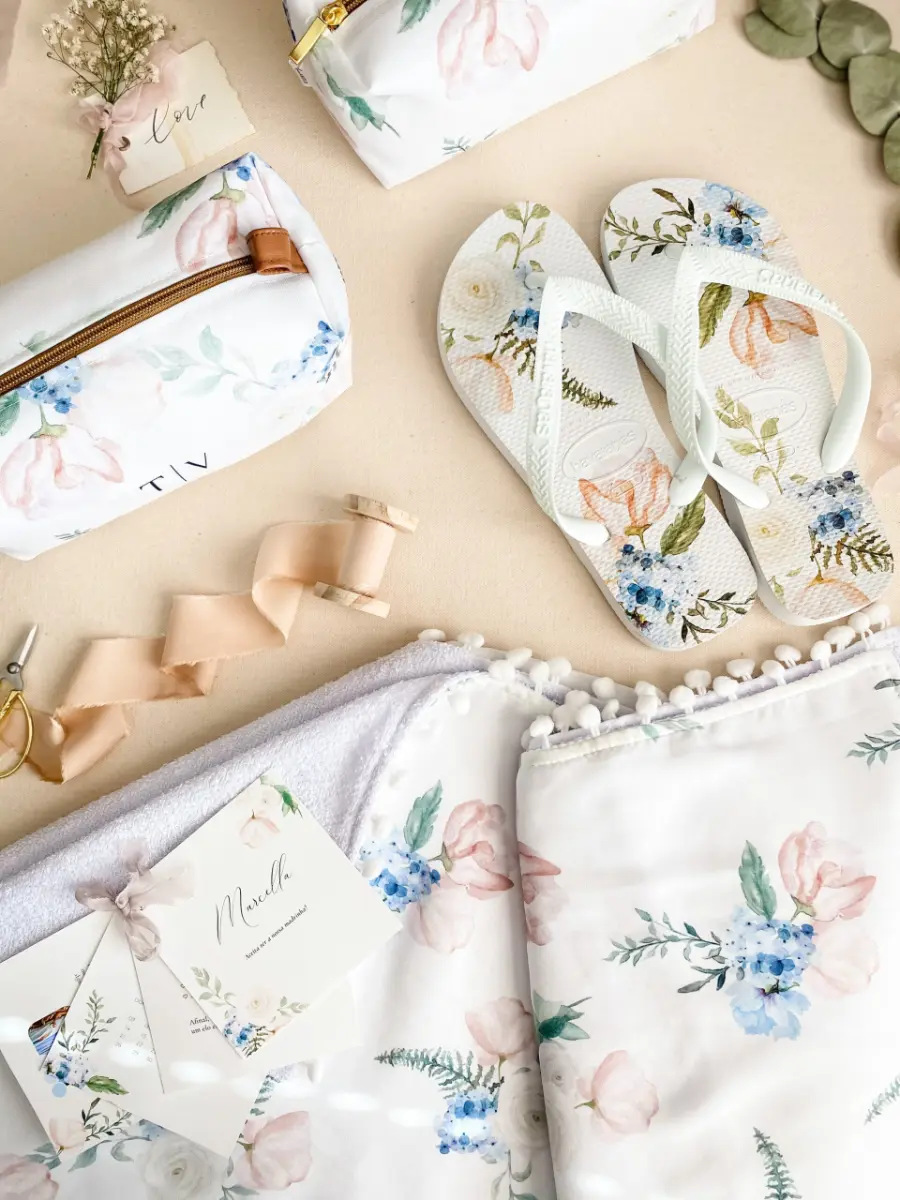 Kit de presentes para madrinha com necessaire, chinelo e toalha personalizados com estampa floral em tons pastéis
