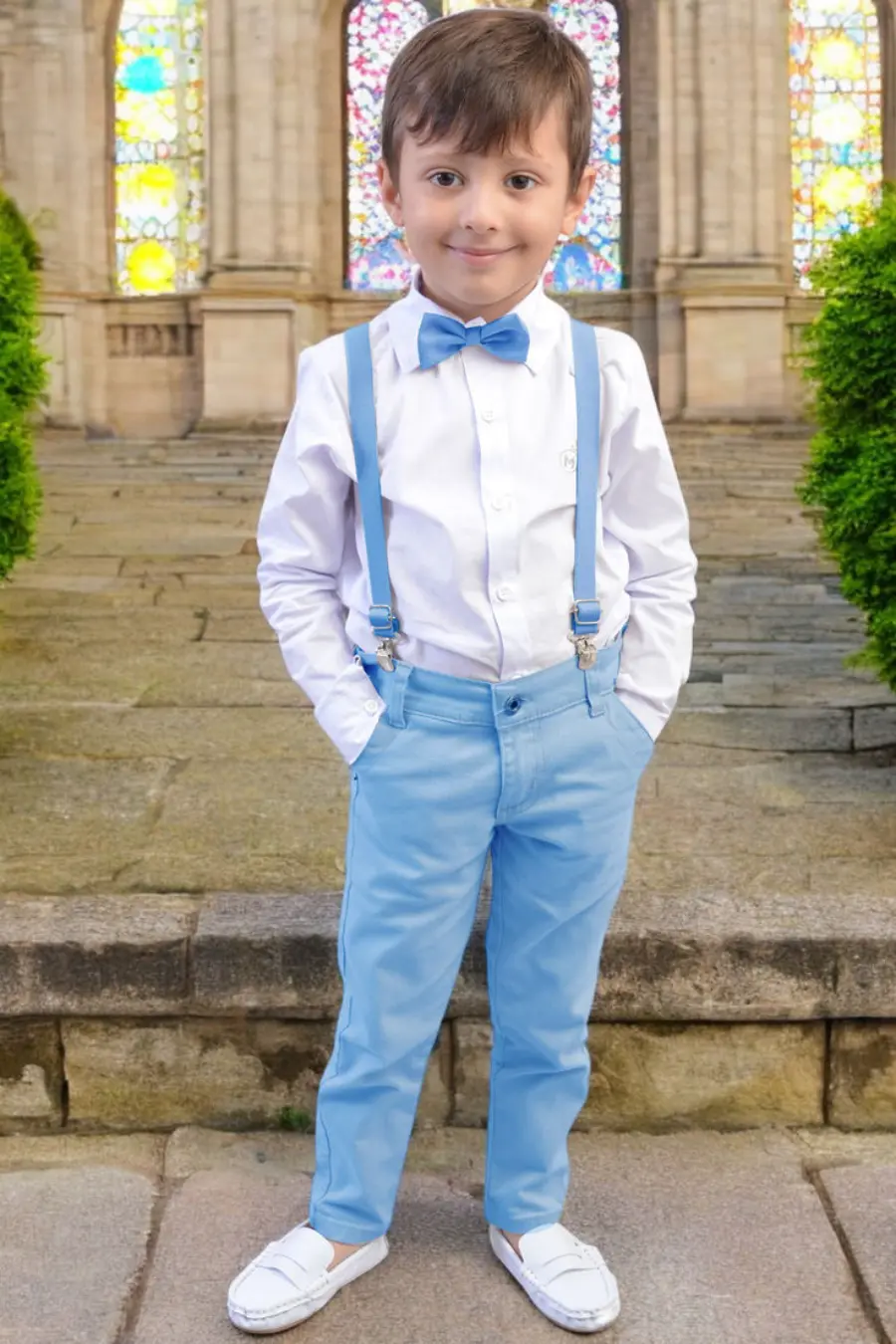 Pajem com cal&ccedil;a azul serenity, suspens&oacute;rio e gravata borboleta combinando em cerim&ocirc;nia.