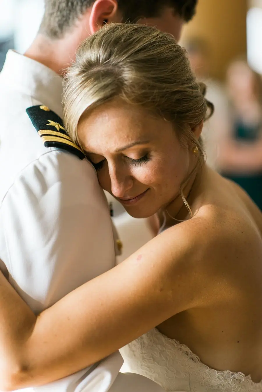 Noiva abra&ccedil;ando noivo em uniforme militar