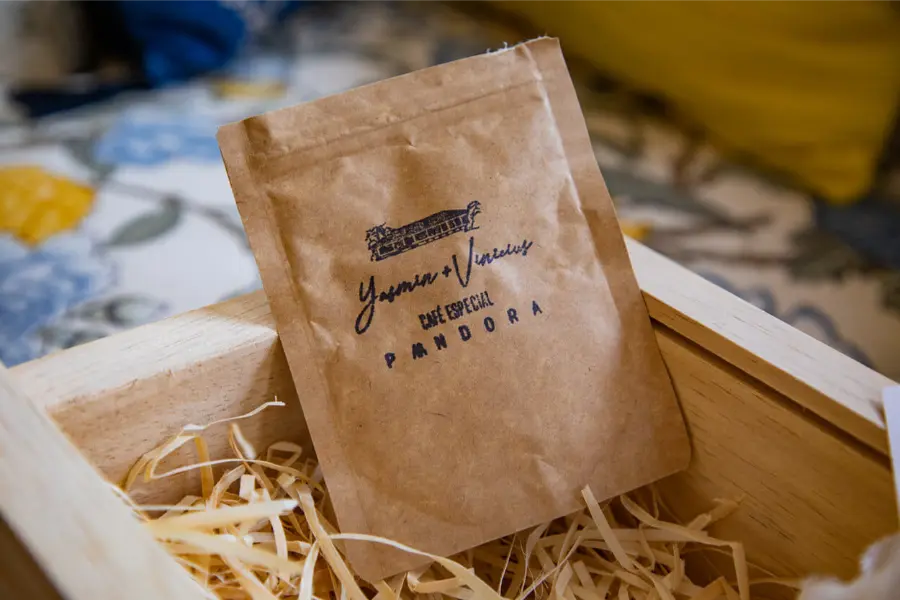Saquinho de café especial personalizado com nomes dos noivos Yasmim e Vinicius como lembrancinha de casamento.