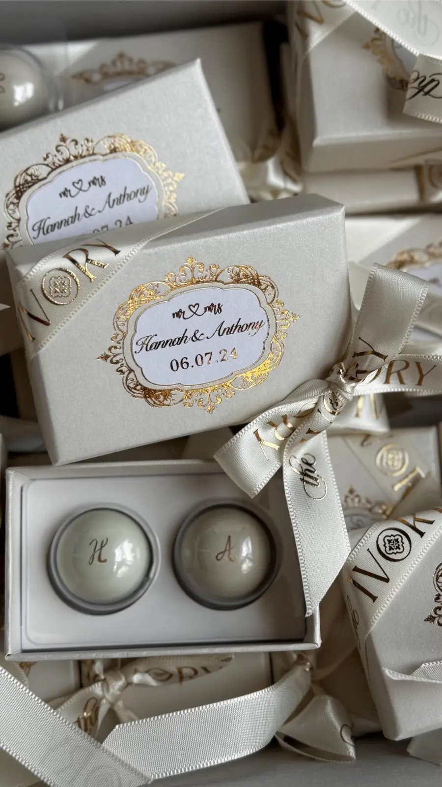 Caixa branca sofisticada com bombons personalizados com as iniciais dos noivos