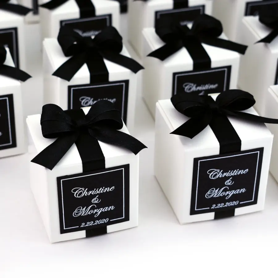 Caixinhas de lembrancinha de casamento em branco com la&ccedil;o preto e nome dos noivos personalizado