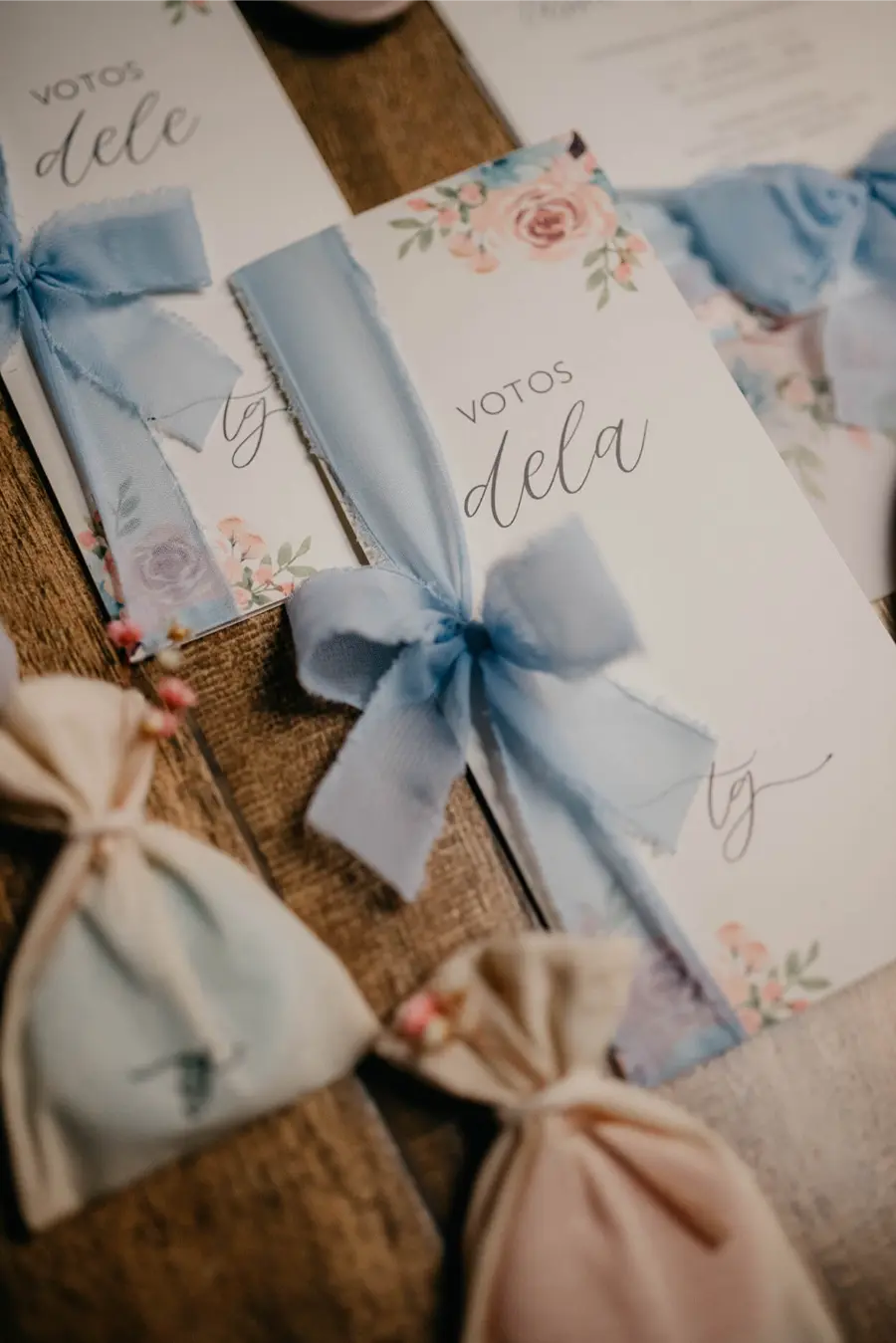 Caderno de votos com la&ccedil;o azul e capa floral.