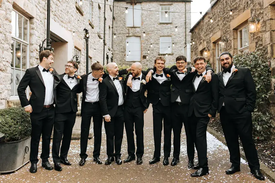 Padrinhos de casamento com gravata borboleta preta e terno preto