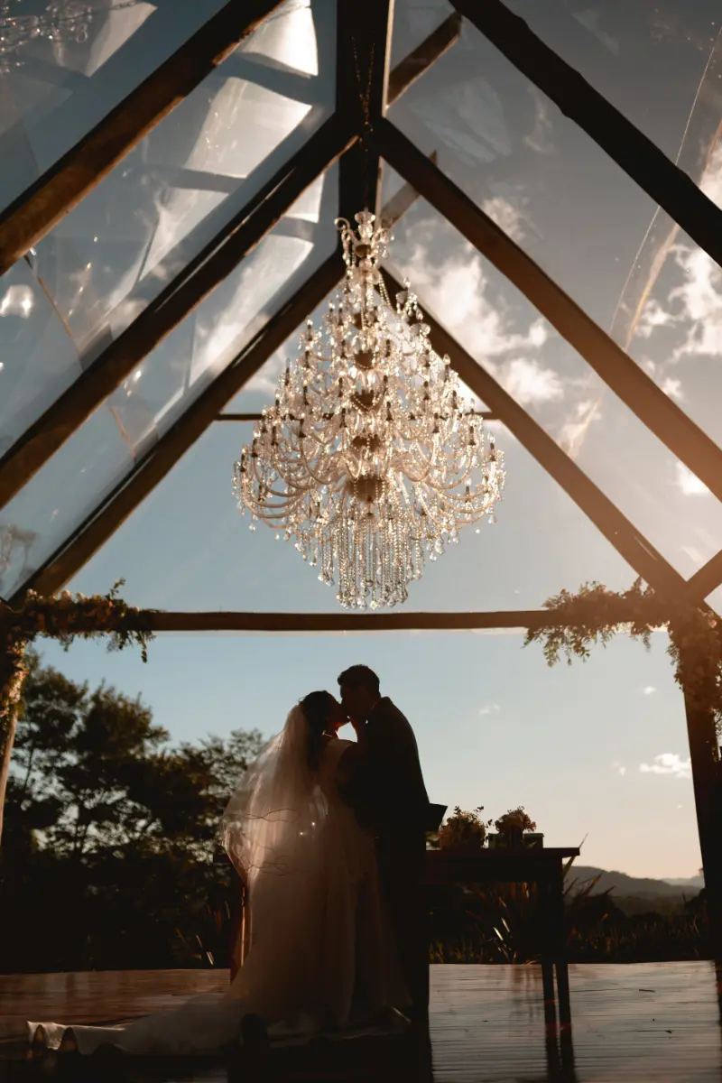 beijos dos noivos ao por do sol