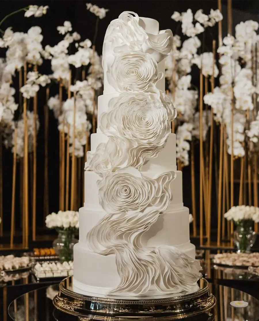 Bolo de casamento fake com flores