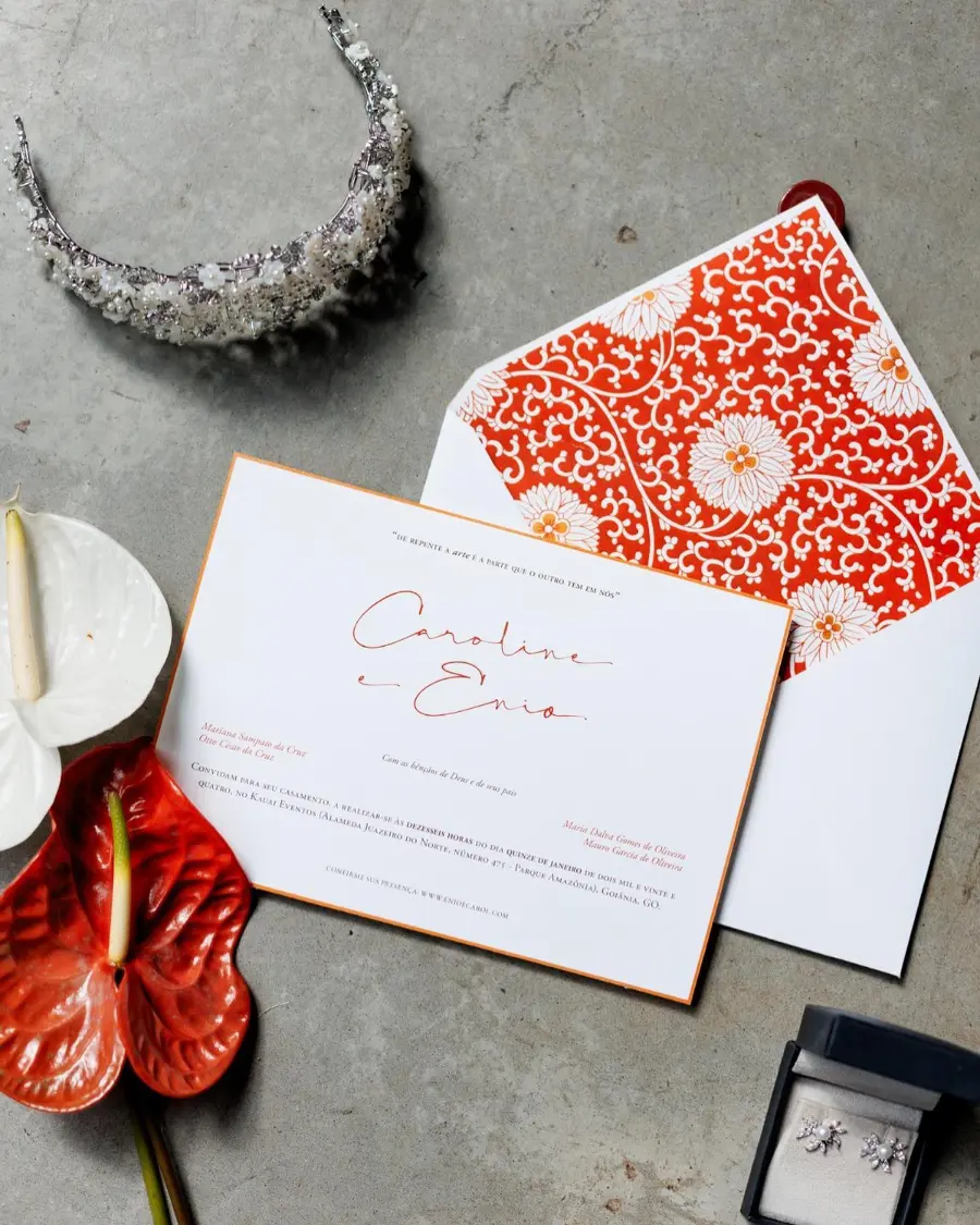 Convite de casamento moderno de Caroline e Ênio com envelope laranja estampado e elementos decorativos