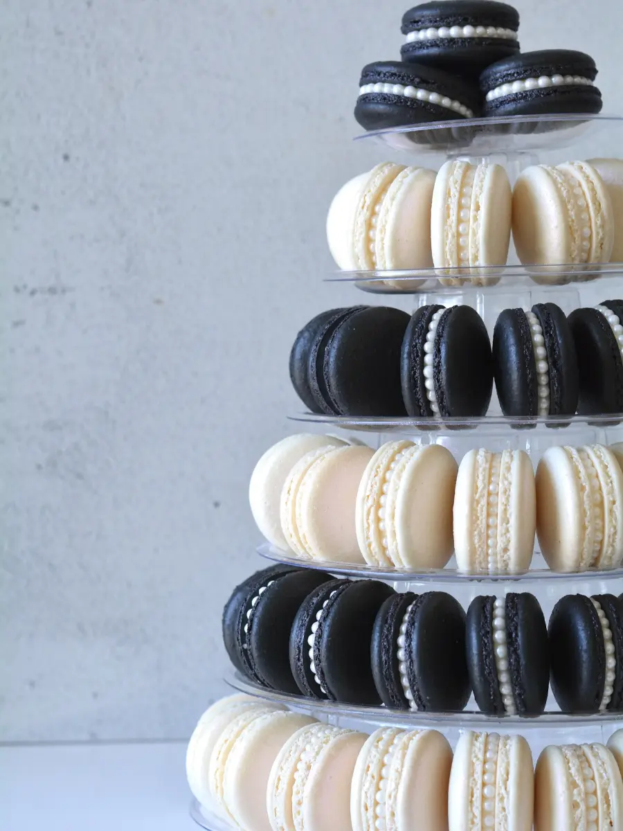 Torre de macarons pretos e brancos decorados com p&eacute;rolas