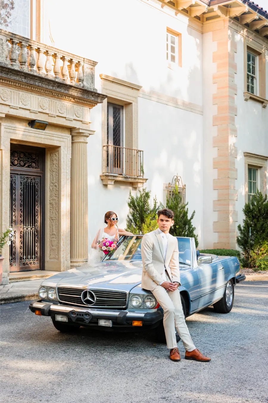 noivos ao lado de carro para casamento