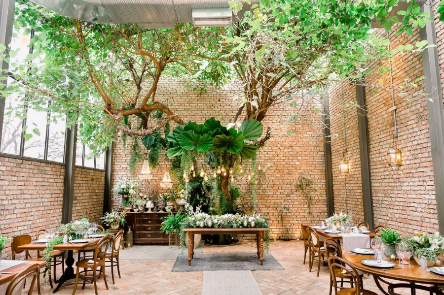 Casa para casamento com decoração verde e branca