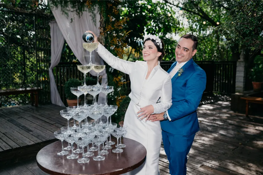 noivos enchendo torre de taças