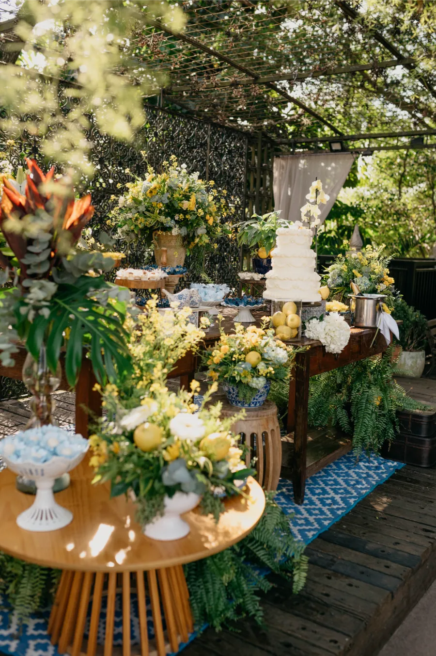 mesa do bolo com decoração amarela e azul