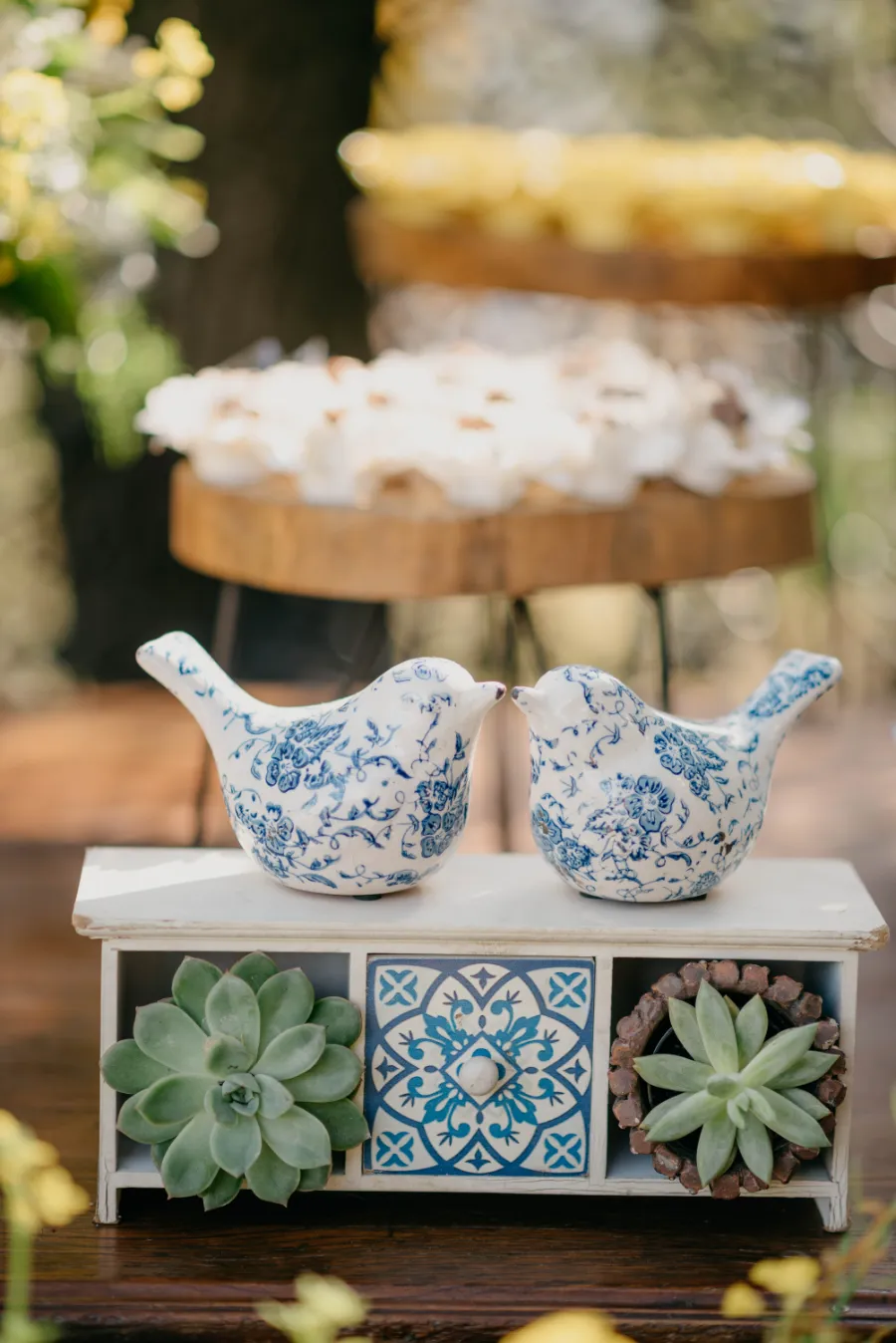 decoração de mesa com desenho de louça portuguesa