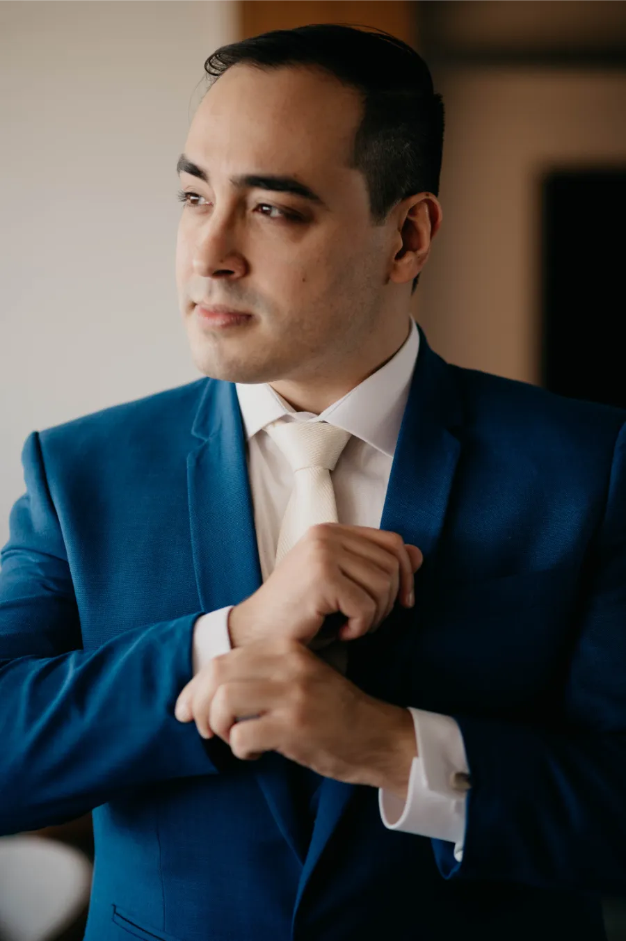 noivo com terno azul