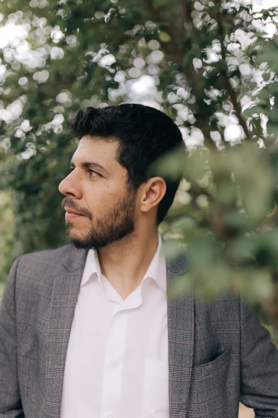 noivo com tenro cinza e camisa branca no casamento civil simples