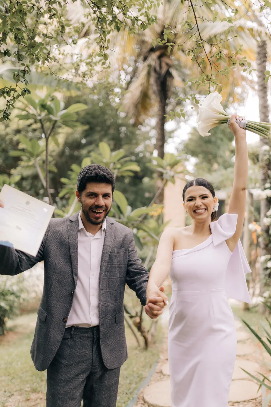 noivos comemorando casamento civil