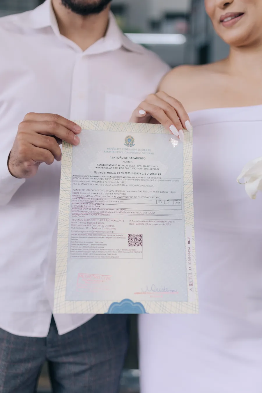 casal segurando documento de casamento civil