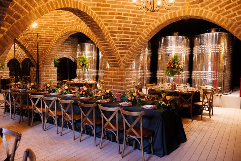 mesa posta imperial em salão na vinícola