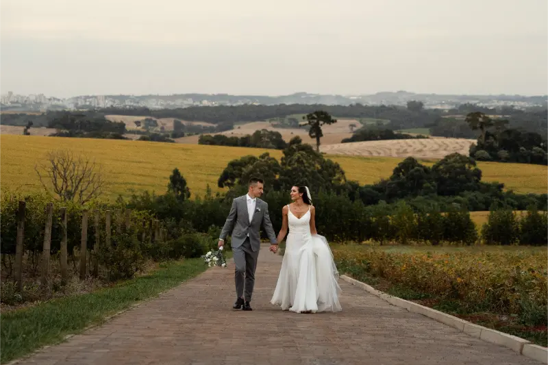 noivos andando no campo