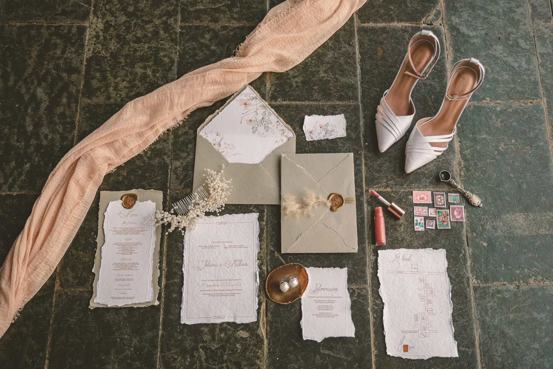 vista de cima da papelaria de casamento