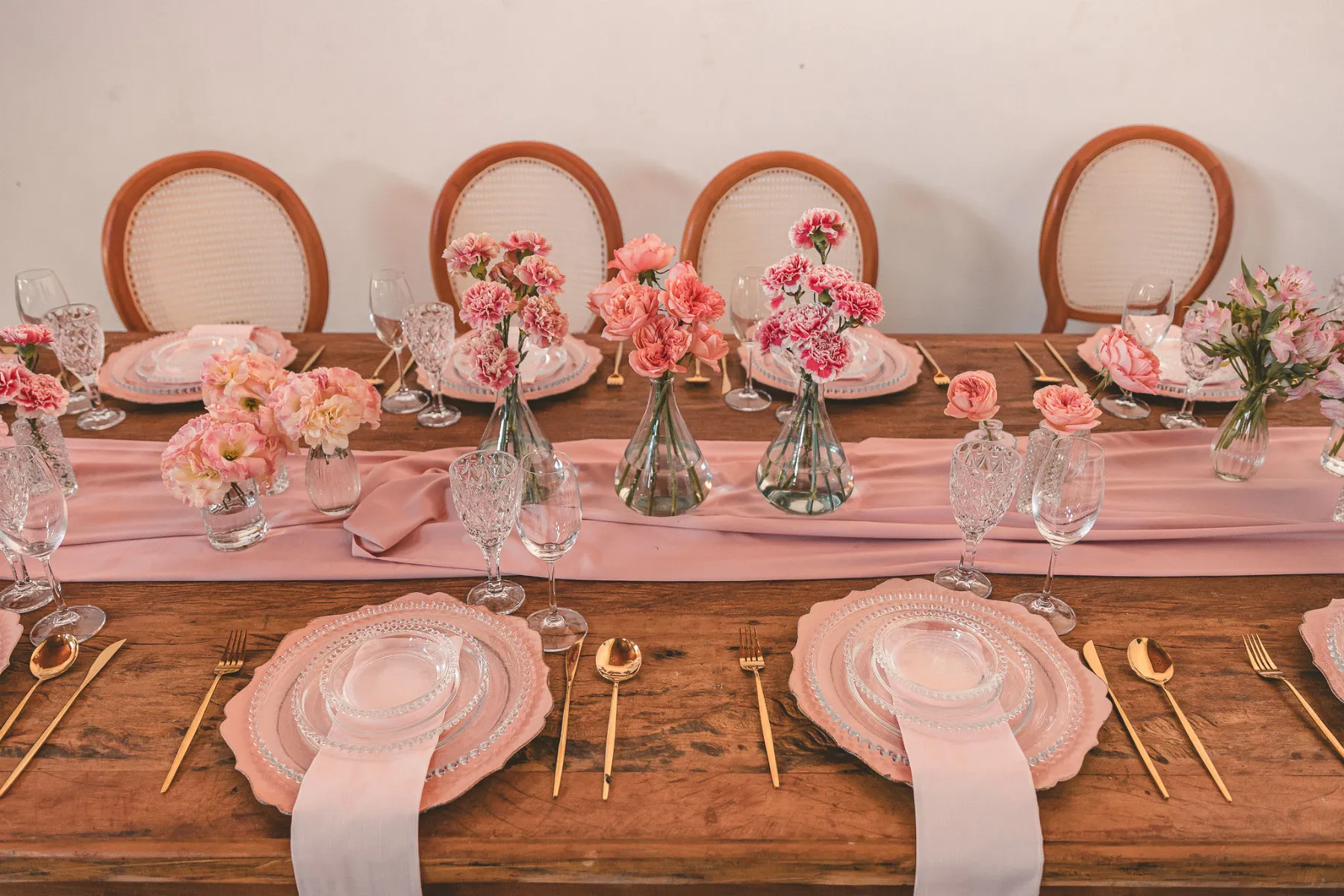 mesa posta com flores no centro