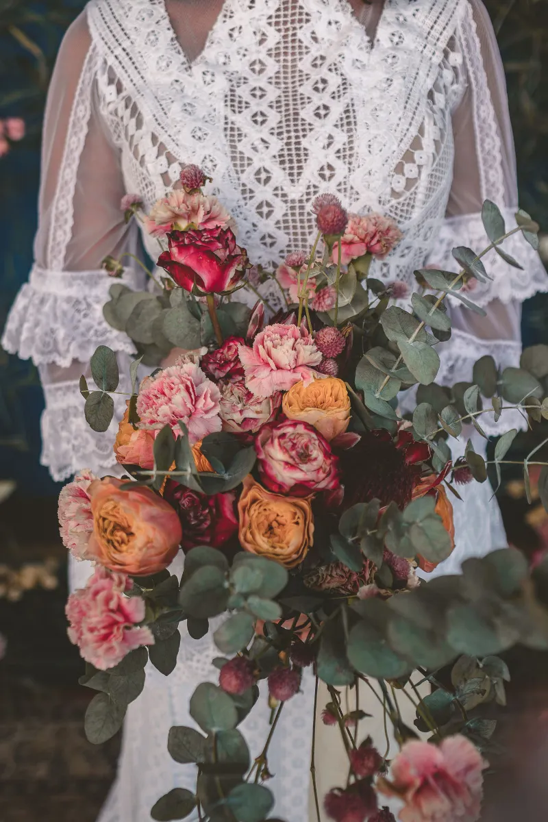 noiva com buque de rosas