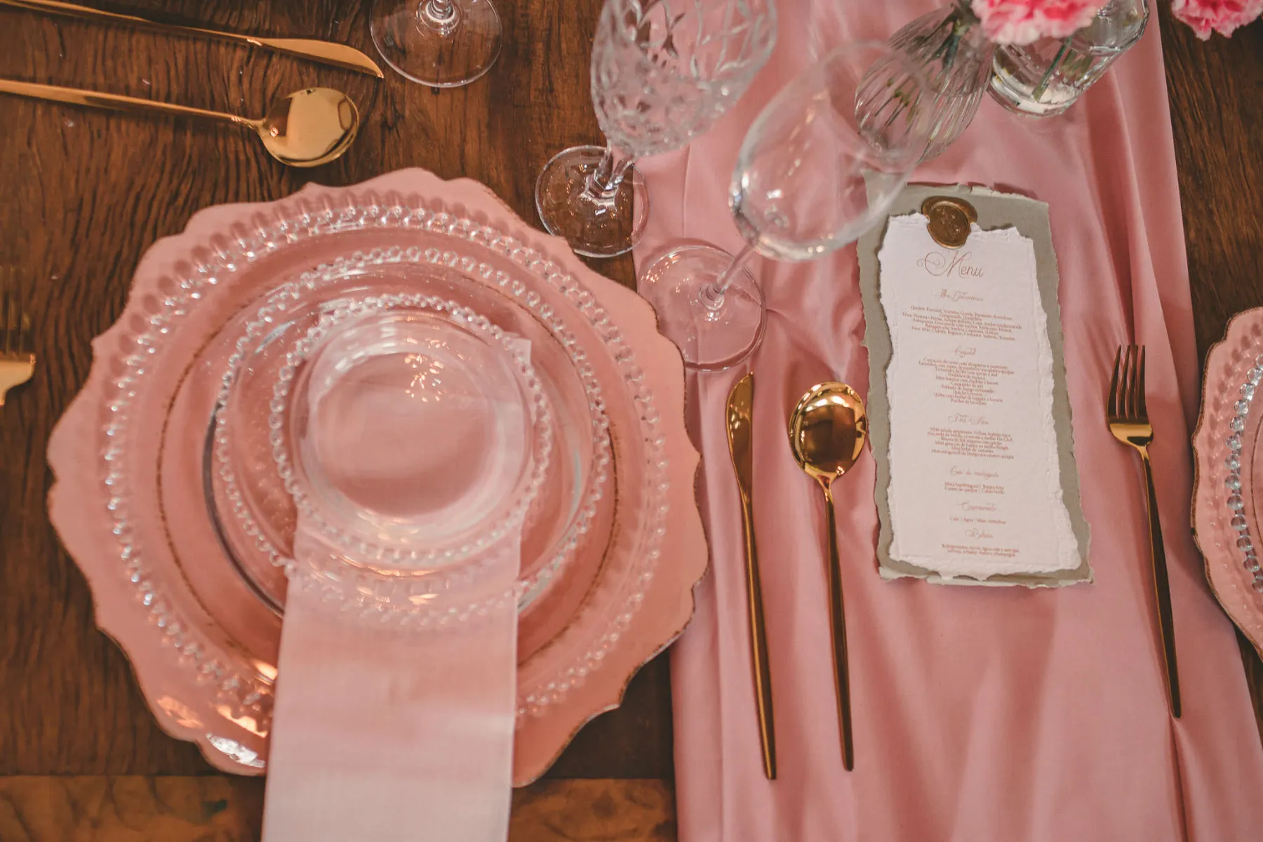 mesa posta rosa e delicada