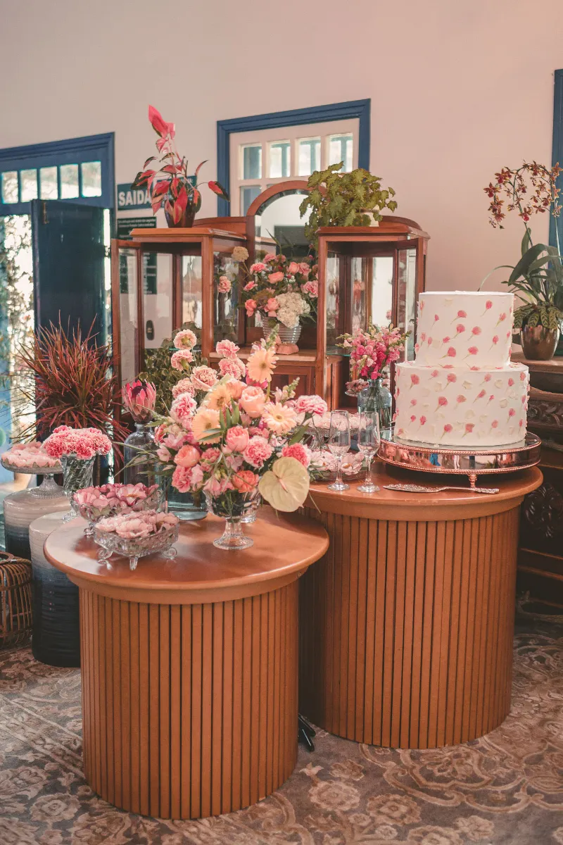 mesa do bolo de casamento florida e romantica