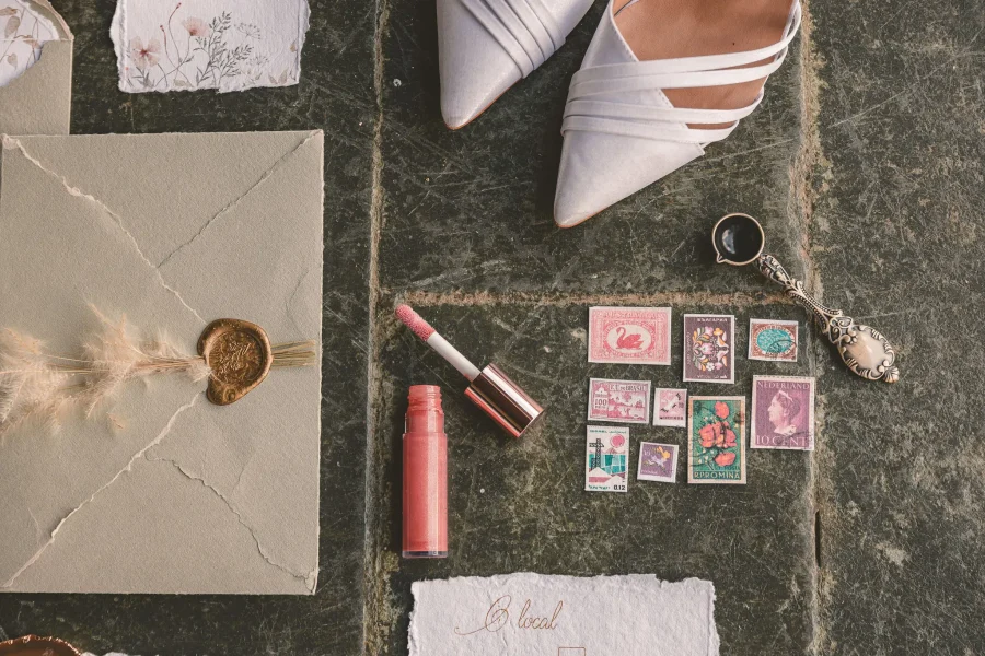 papelaria de casamento ao lado de selos