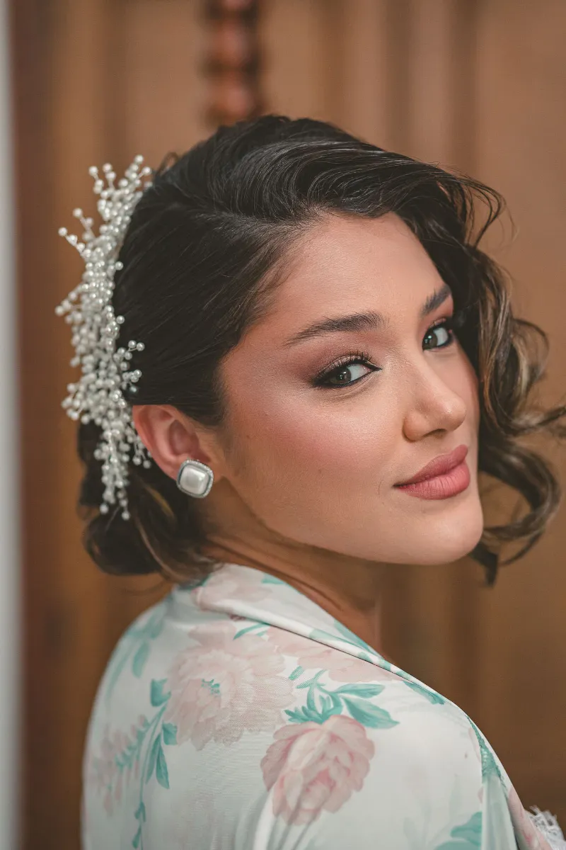 noiva com joia de cabelo