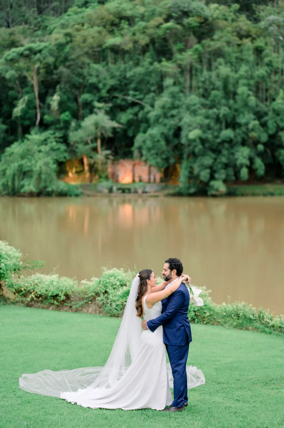 Vestido Minimalista: Como Tendência Virou Destaque em Casamento