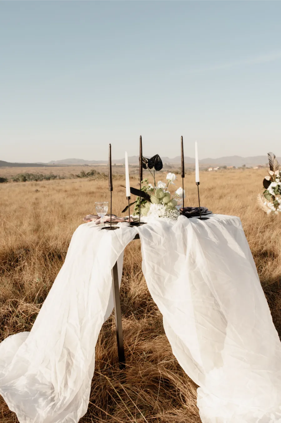 mesa posta no campo para casamento moderno