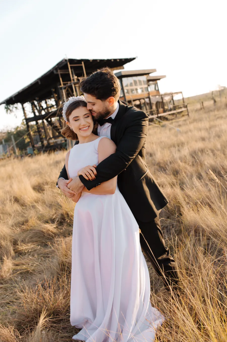 casal se abraçando no campo